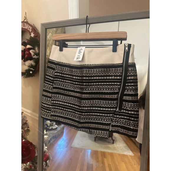 Fab’rik Dresses & Skirts - Fab’Rik Faux TweedPrinted Side Zip Mini Skirt, Size M, Black and Beige/Gold New